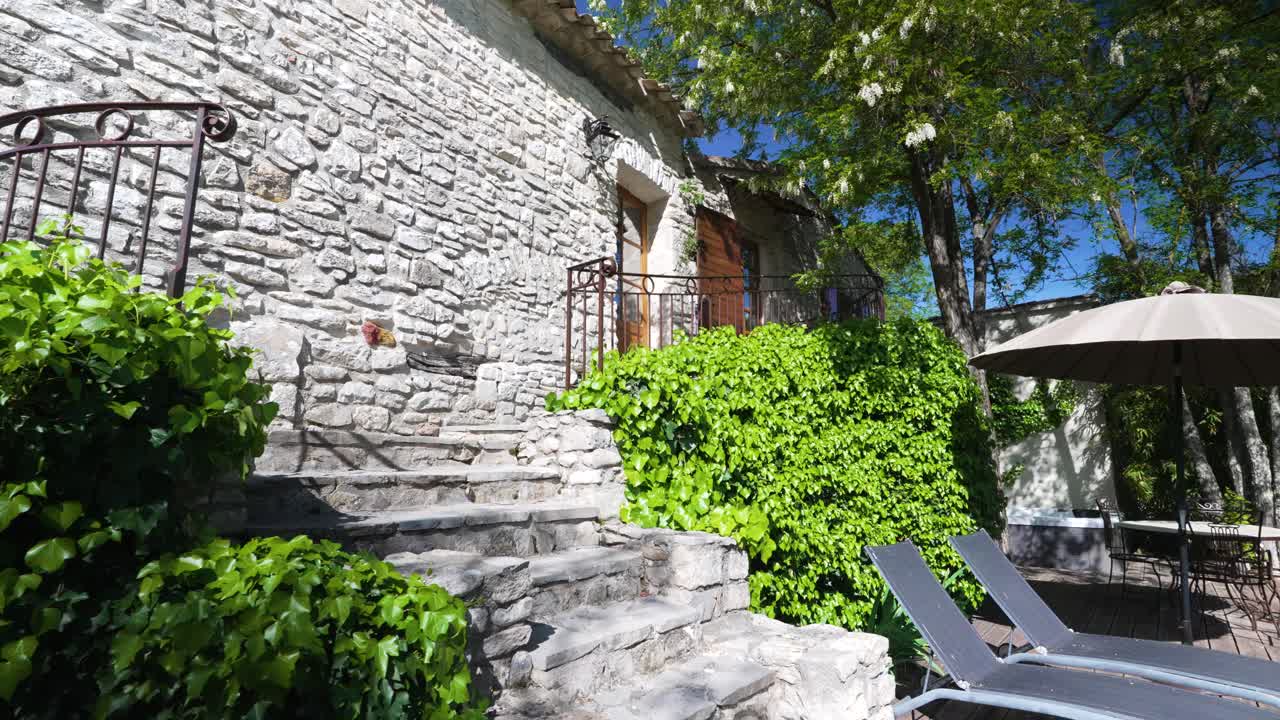 Incantevole Ingresso di una Casa in Pietra con Piante Rampicanti e Spazio Esterno Rilassante