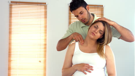 terapeuta masajeando el cuello de un paciente