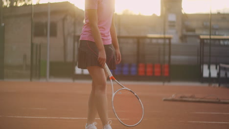 primer plano de una raqueta golpeando una pelota en una cancha de tenis en cámara lenta