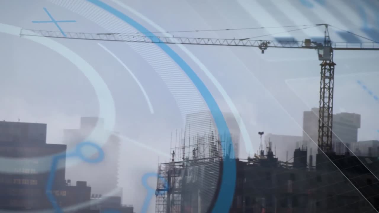 animación de la interfaz con el procesamiento de datos frente a la vista aérea de un sitio de construcción.