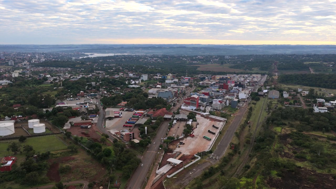 Volo di drone sopra il famoso quartiere commerciale di Encarnación all'alba con le strade della città illuminate dalla luce del primo mattino.