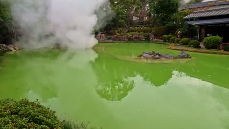 geotérmica verde tóxica en beppu, oita, kyushu, japón