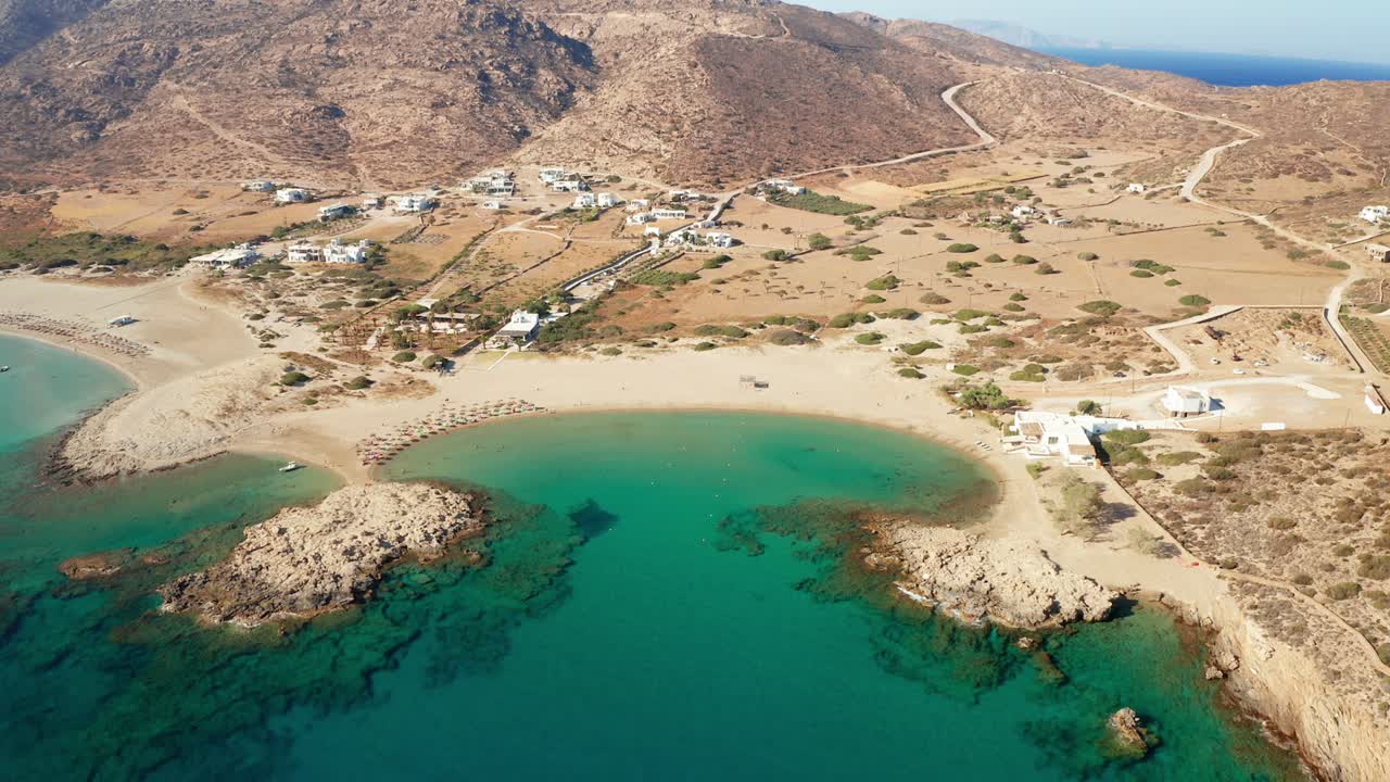 vista aérea de drones de la playa de la bahía de magganari del pueblo en la isla de ios