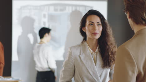 hermosa mujer hablando con un colega en un evento de negocios