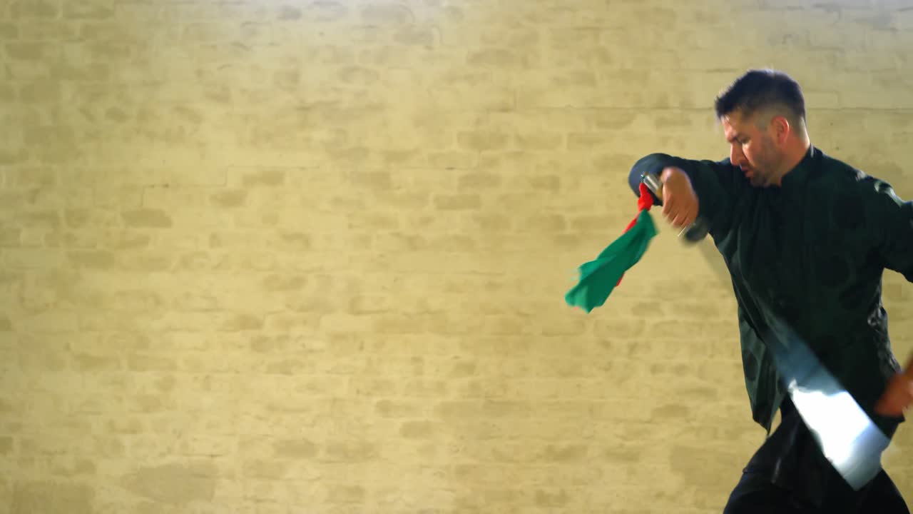 un luchador de kung fu practicando artes marciales con la espada 4k