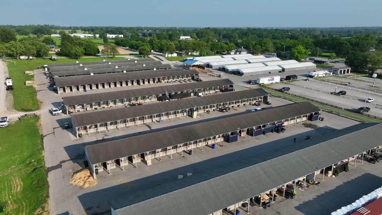 puestos de caballos en graneros largos en el parque de caballos de kentucky