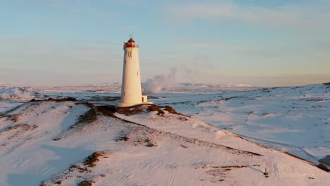 Resplandor-De-La-Hora-Dorada-Que-Brilla-En-El-Faro-De-Reykjanesviti-En-Islandia-Durante-El-Invierno