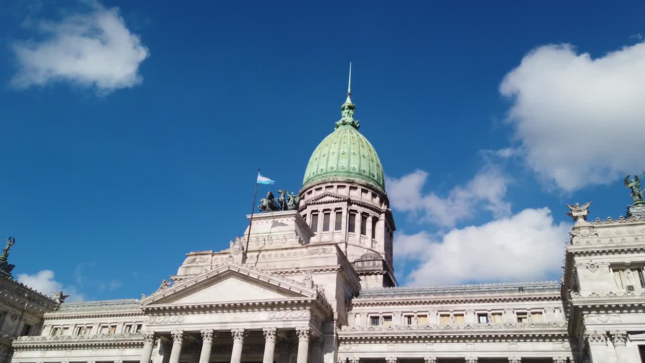 Cúpula del Congreso Nacional de Argentina, edificio gubernamental de Buenos Aires, con un paneo de cielo azul. Toma de establecimiento.