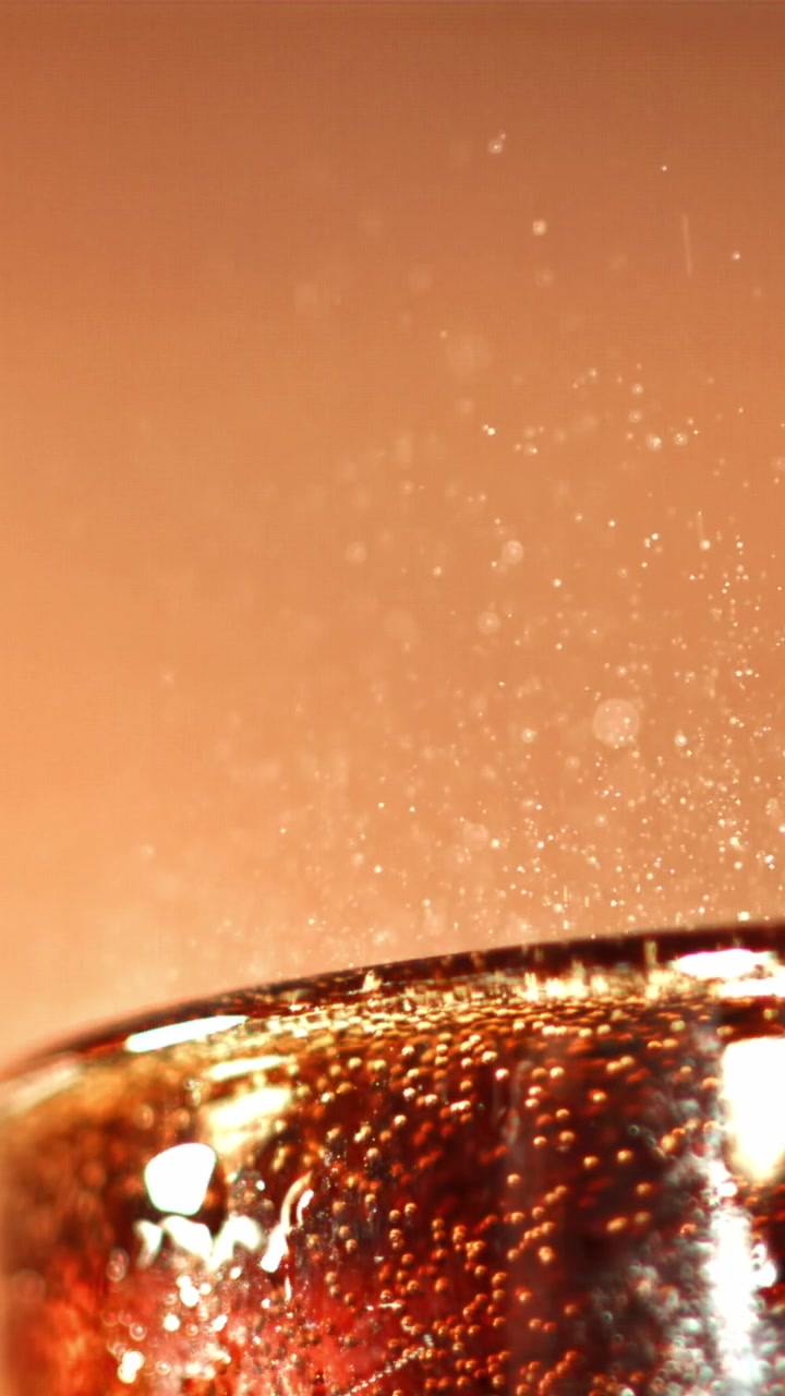 Scatto macro di bolle effervescenti in una bevanda gassata rinfrescante