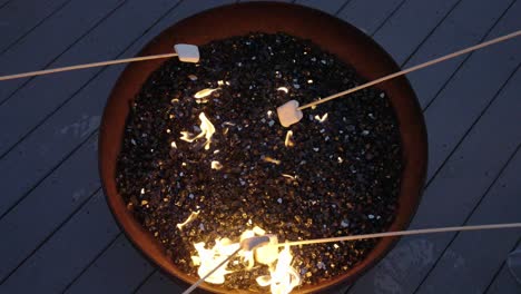 Marshmallows-Am-Lagerfeuer-Rösten