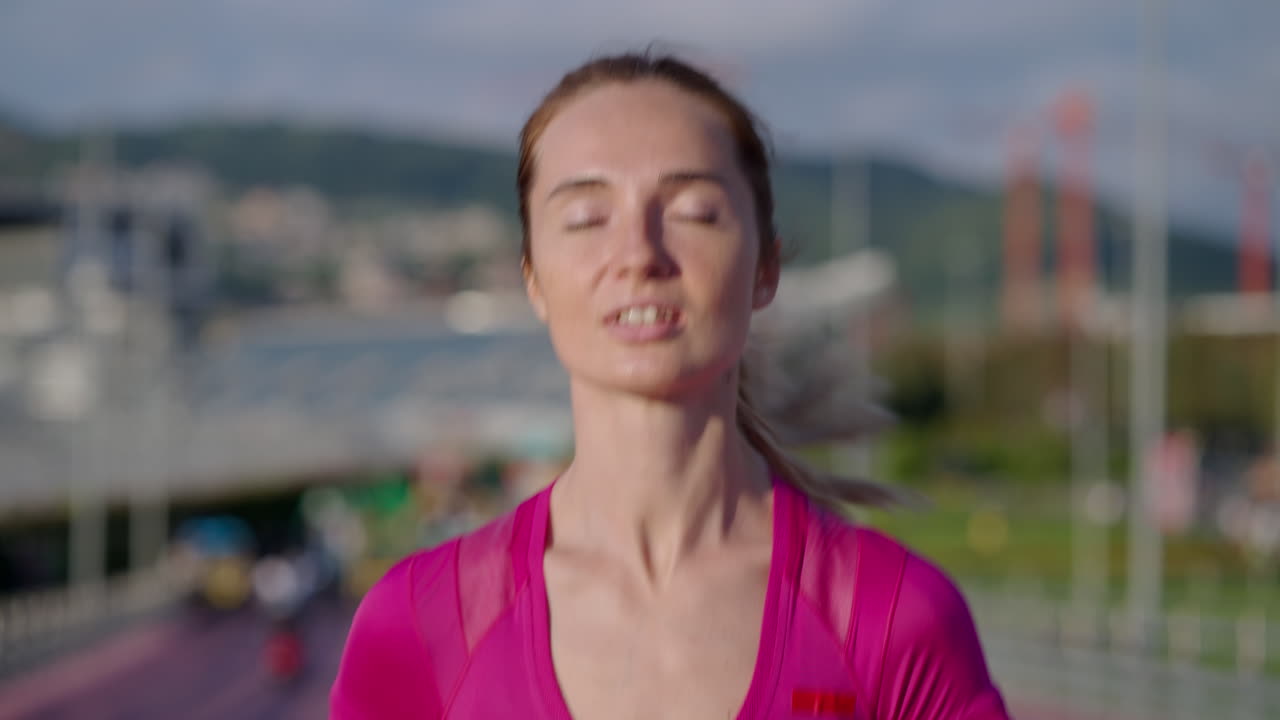 Donna che corre all'aperto