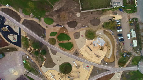 paisajismo de un parque, patio de recreo y espacio verde público en una ciudad - descendiendo directamente hacia abajo vista aérea