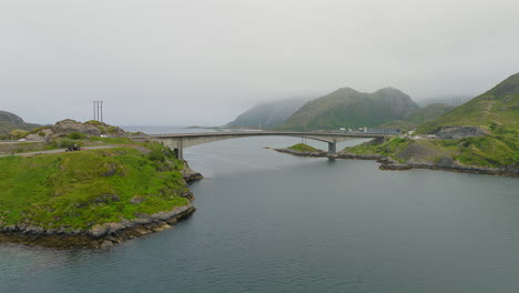 Antenne-In-Richtung-Der-Straßenbrücke-Auf-Der-Insel-Islenendingen,-Lofoten,-Norwegen