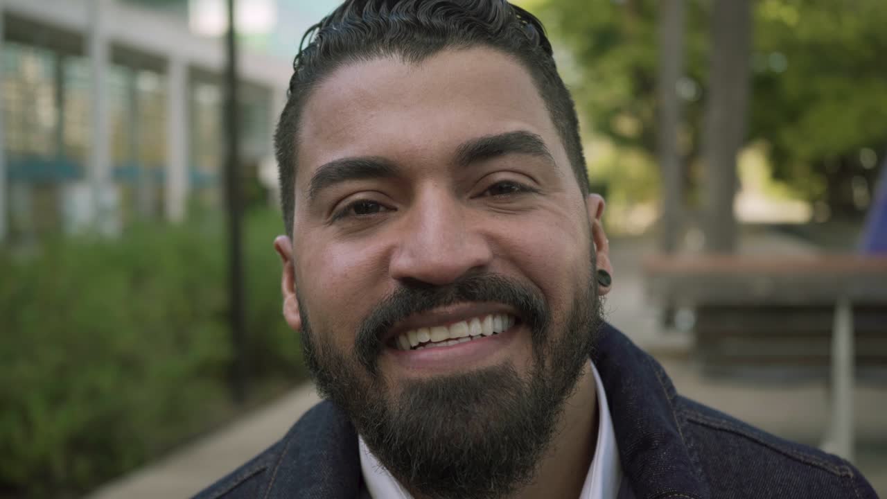 hombre barbudo alegre sonriendo a la cámara