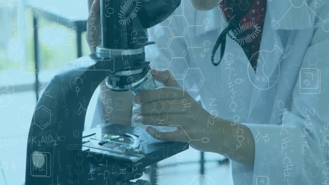 animación de fórmulas científicas sobre una científica usando el microscopio