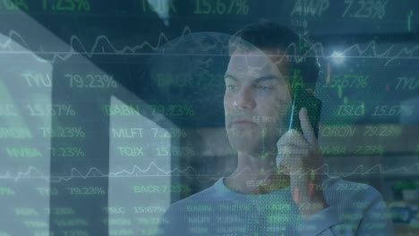 animación de estadísticas y procesamiento de datos sobre un empresario caucásico que usa un teléfono inteligente