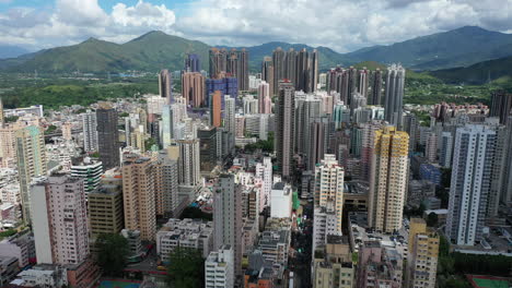 montañas verdes detrás del horizonte de hong kong en un día brillante - toma aérea