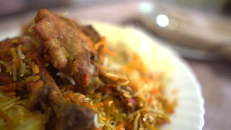 biryani de pollo auténtico servido en un plato