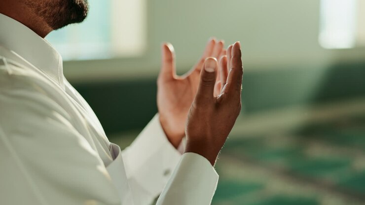 Uomo musulmano che prega in una moschea