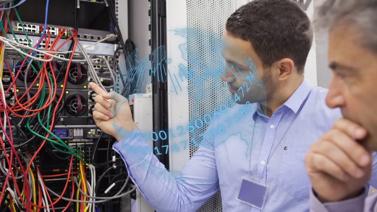 animación del globo sobre trabajadores caucásicos inspeccionando la sala del servidor