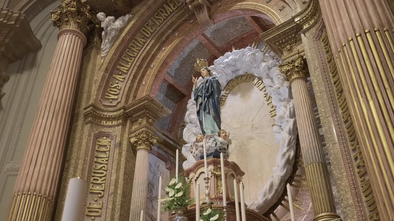 포르투갈 교회 내부에 있는 황금 기둥과 구름으로 둘러싸인 티 없이 깨끗한 성모 잉태 조각상