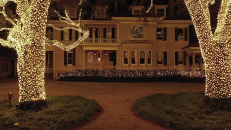 Lighted-mansion-in-the-garden-district-New-Orleans,-La