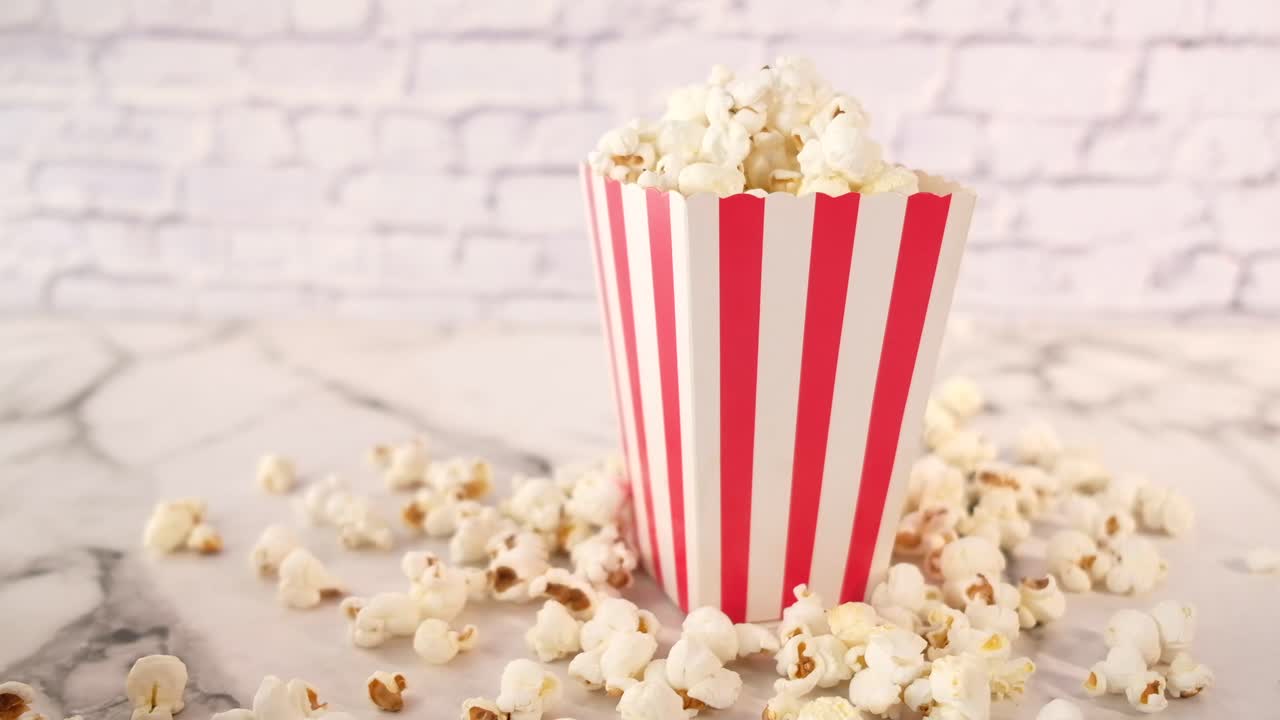 Popcorn in una scatola a strisce rosse e bianche