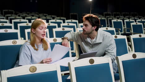 gente en el teatro antes del ensayo