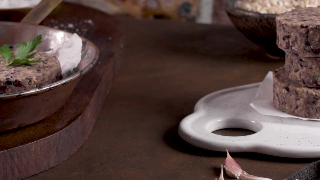 hamburguesa vegetal cruda con frijoles negros