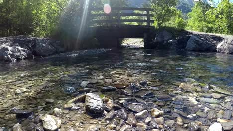 Ein-Bach,-Der-Unter-Einer-Brücke-Fließt