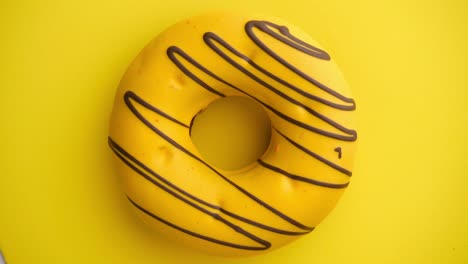 el donut está vidriado de cerca, con un bucle sin costuras.