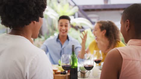 Gruppe-Verschiedener-Männlicher-Und-Weiblicher-Freunde,-Die-Bei-Der-Dinnerparty-Auf-Der-Terrasse-Wein-Trinken-Und-Lachen