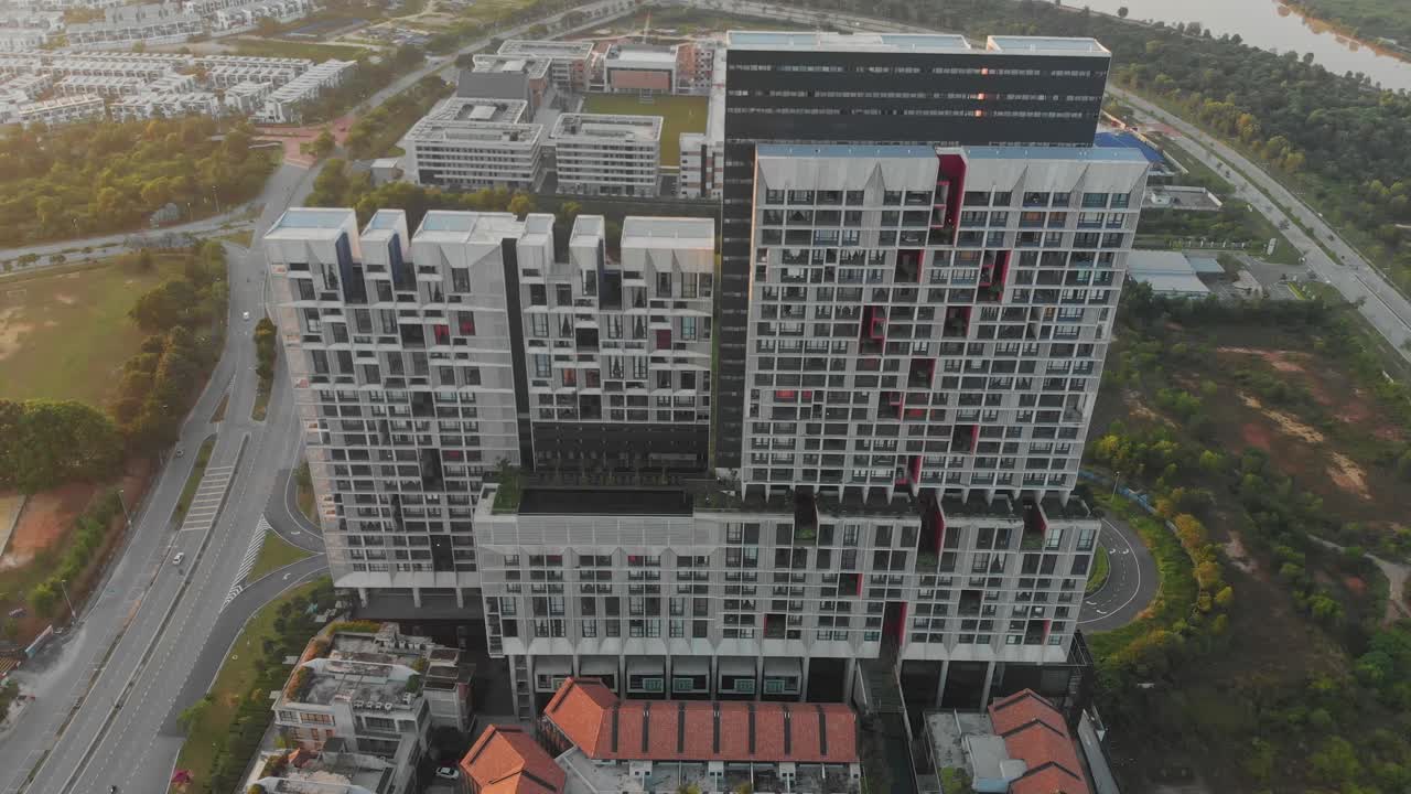 해가 뜨는 동안 사이버자야 호텔의 타마린드 스 ⁇ 어의 공개  ⁇ , 항공