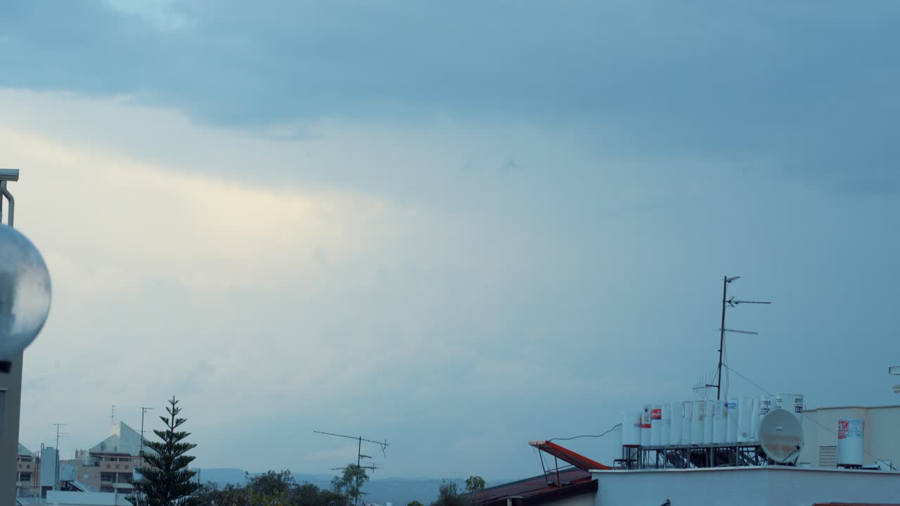 아름다운 다채로운 하늘의 시간 경과, 일몰 구름, 도시 경관 옥상, 4k 비디오