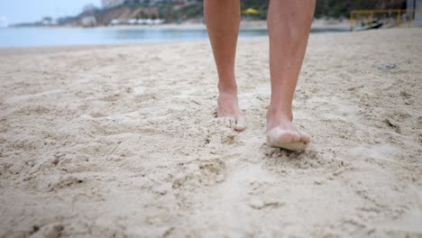 Barfüßige-Person,-Die-Vorsichtig-Mit-Fersen-Und-Fußsohlen-Auf-Sand-Tritt