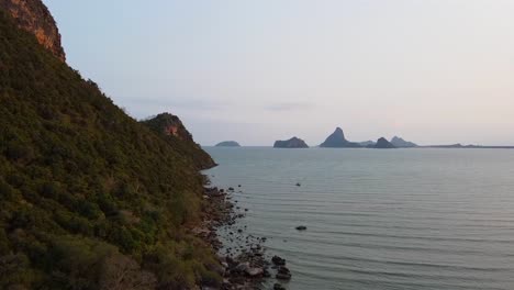 antena: acantilados de la costa de sobrevuelo de drones con islas en el fondo en tailandia