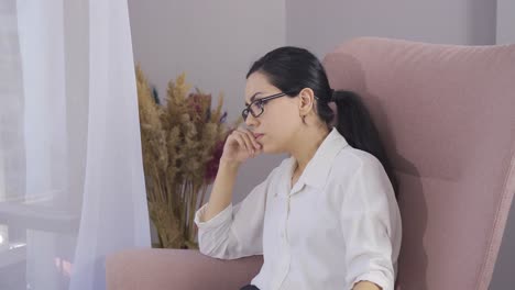 La-Mujer-De-Negocios-En-Casa-Está-Triste-E-Indefensa.