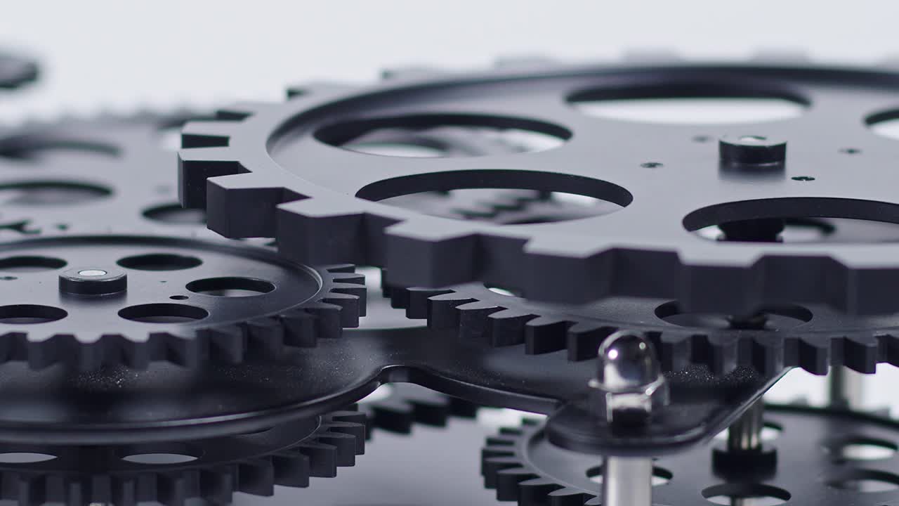 fotografía de cerca de las ruedas de engranajes negras girando