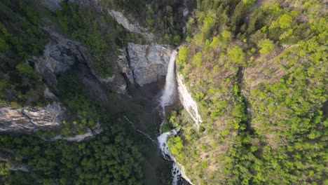 vista aérea estática de la cascada de seerenbachfälle durante el día en amden, suiza