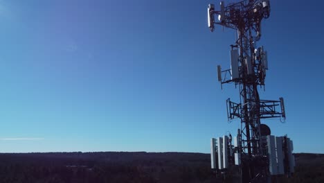 4K-Flugdrohne-Aus-Der-Luft-An-Einem-Mobilfunkmast-Vor-Blauem-Himmel-Vorbei