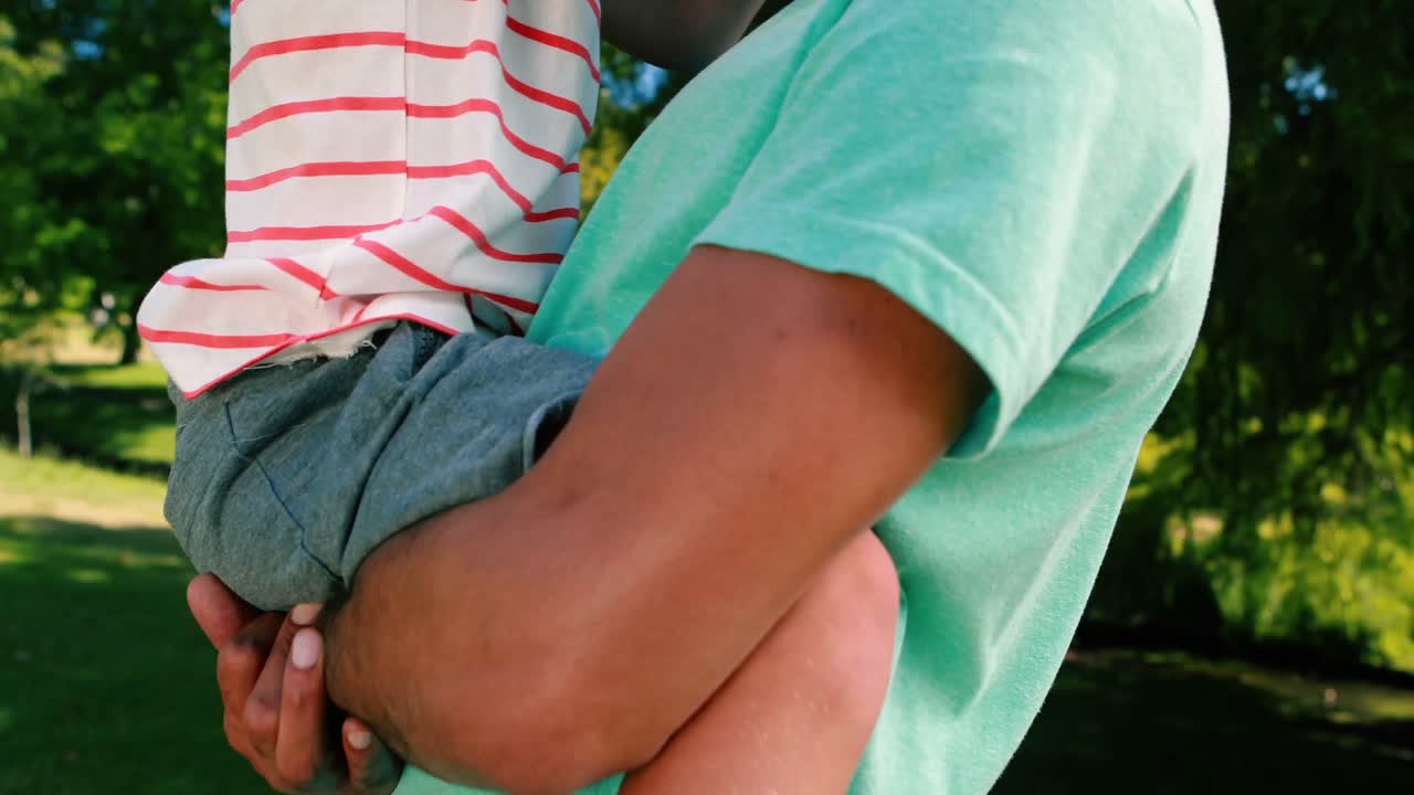 padre e hijo disfrutando juntos en el parque