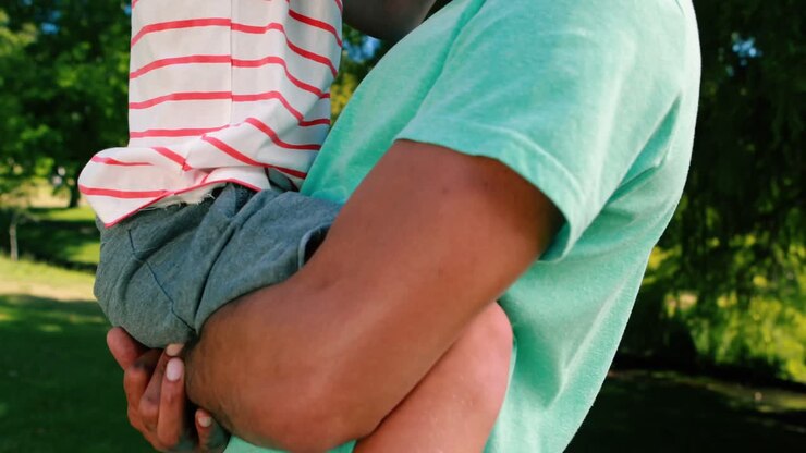 Padre e figlio che godono insieme nel parco