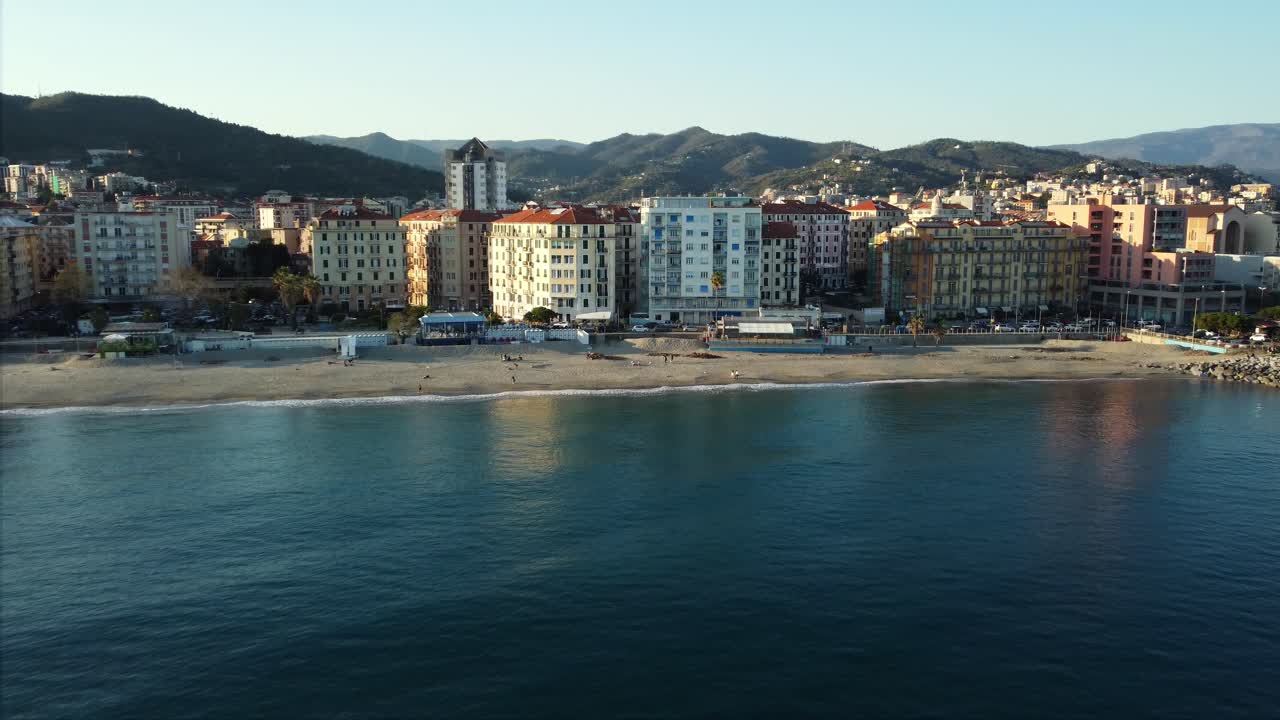 Città costiera con spiaggia e montagne