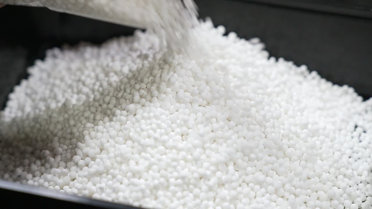 흰색 타피오카 진주는 슬로우 모션 샷, 타피오카 공, 타피오카 진주 반죽을 닫습니다.