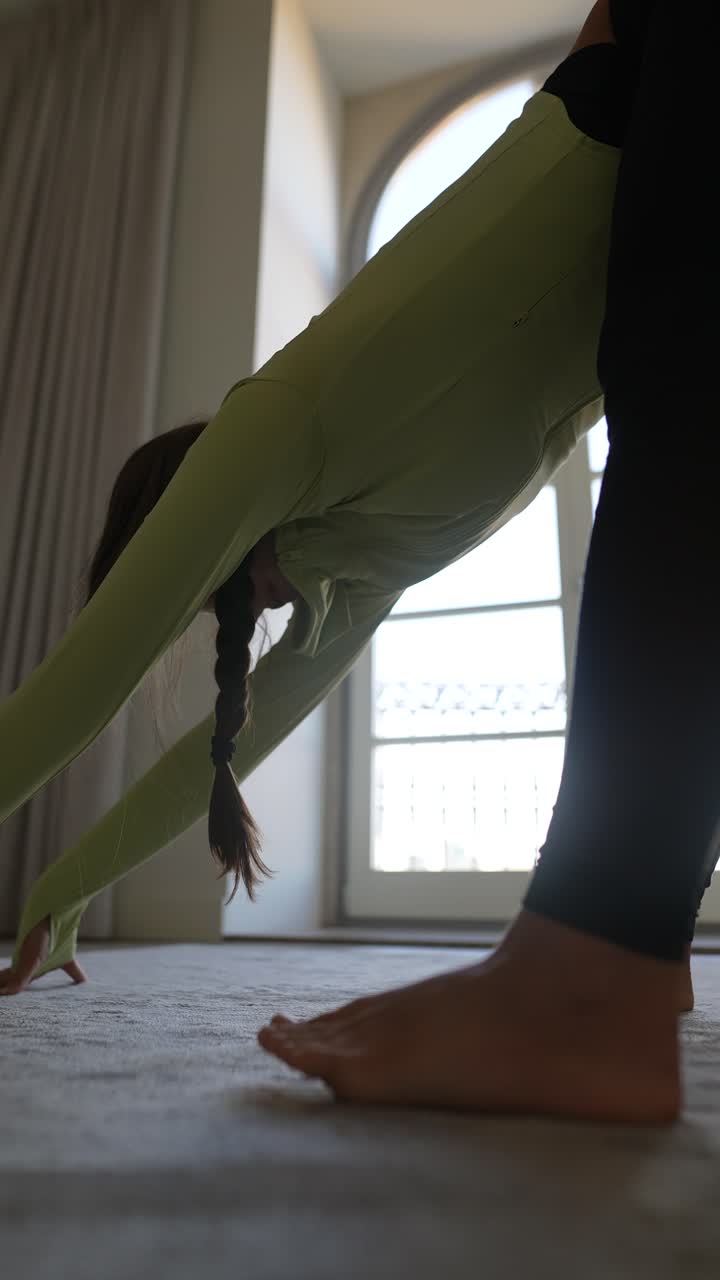mujer haciendo yoga en casa