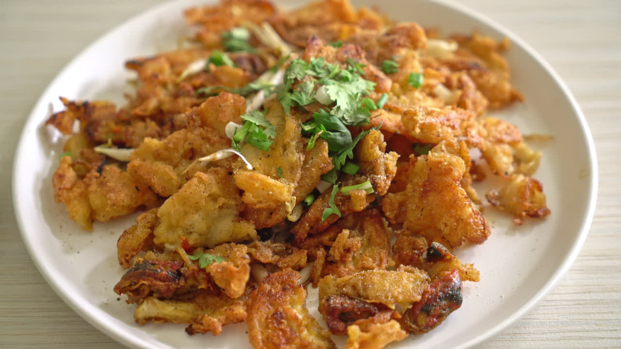 Pancake kerang goreng renyah dengan telur - gaya makanan jalanan Thailand