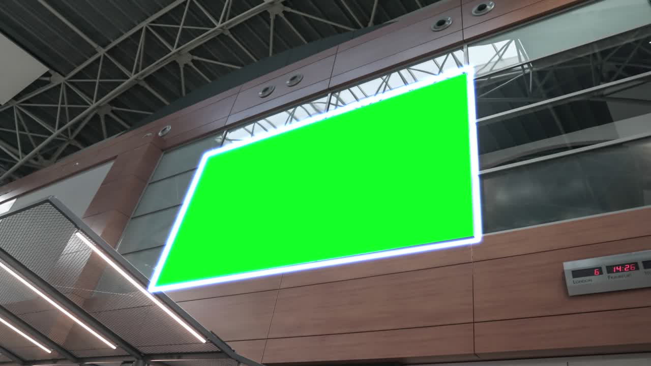 cartel en pantalla ancha vacío con pantalla verde, canal alfa. marco de llave de croma en el pasillo del aeropuerto, gran pancarta para el marketing.