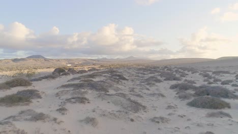 paisaje desértico con dunas de arena y montañas
