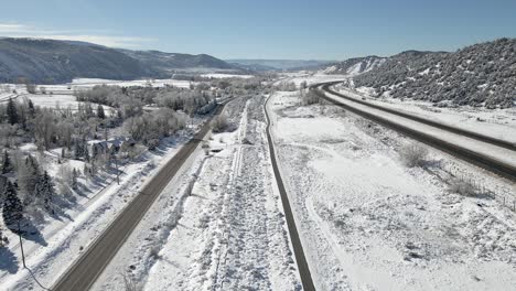 Luftaufnahmen,-Die-Einem-Pfad-Zwischen-Der-Interstate-70-Und-Dem-Grand-Army-Of-The-Republic-Highway-Folgen