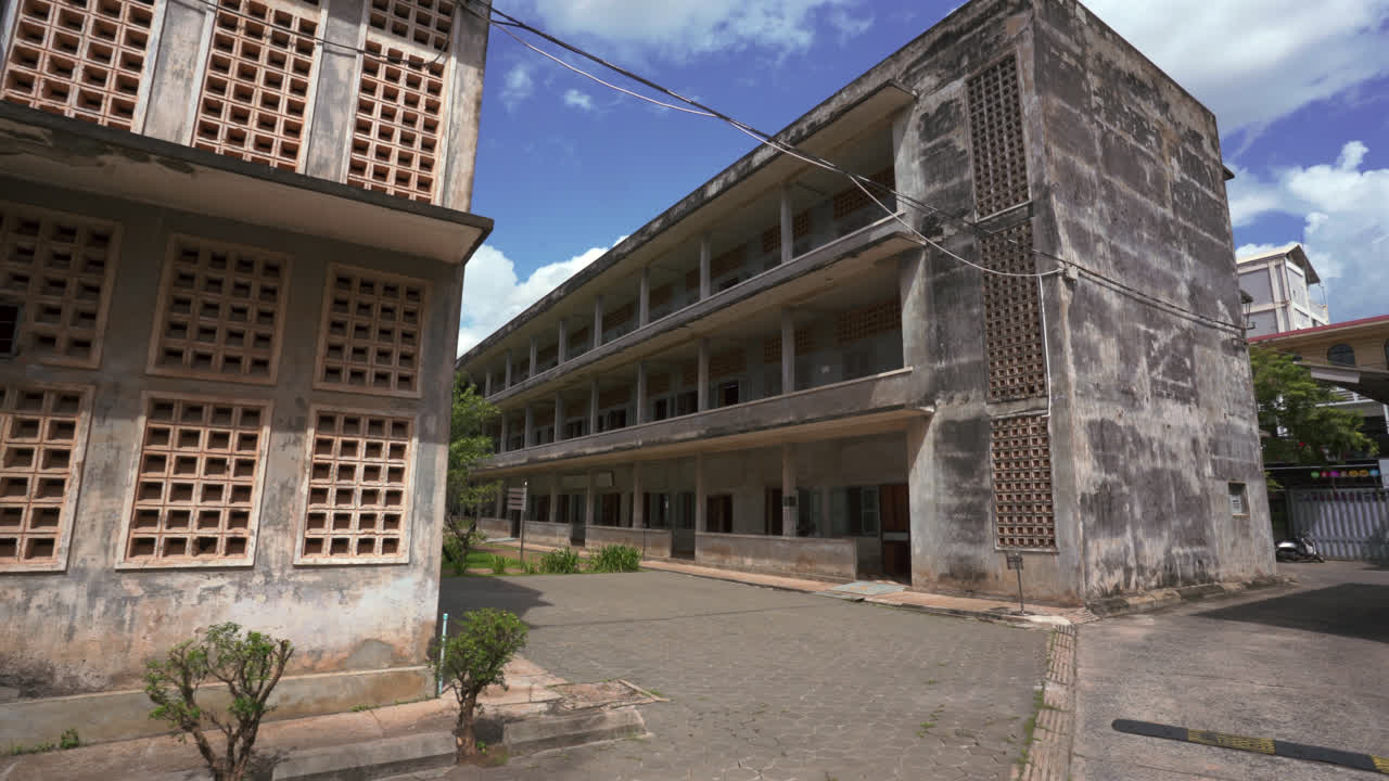 Ampio cortile all'interno del complesso carcerario di Tuol Sleng che rivela aule trasformate in spazi di detenzione, genocidio dei Khmer Rossi